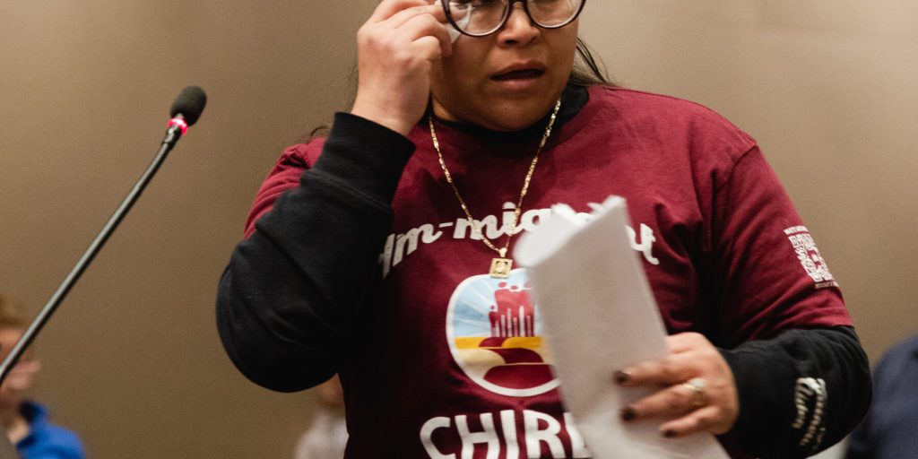 Residenti di comunità immigrate denunciano trauma e maltrattamenti nelle operazioni di polizia a Los Angeles