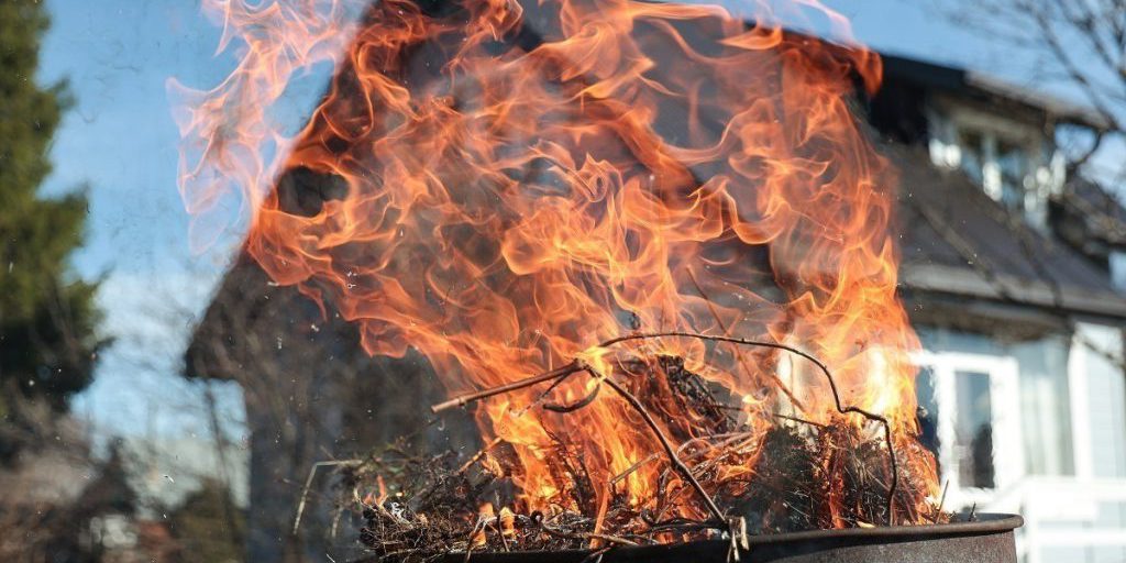 Pericoli della combustione di foglie e erba: rischi per l'ambiente e la salute umana