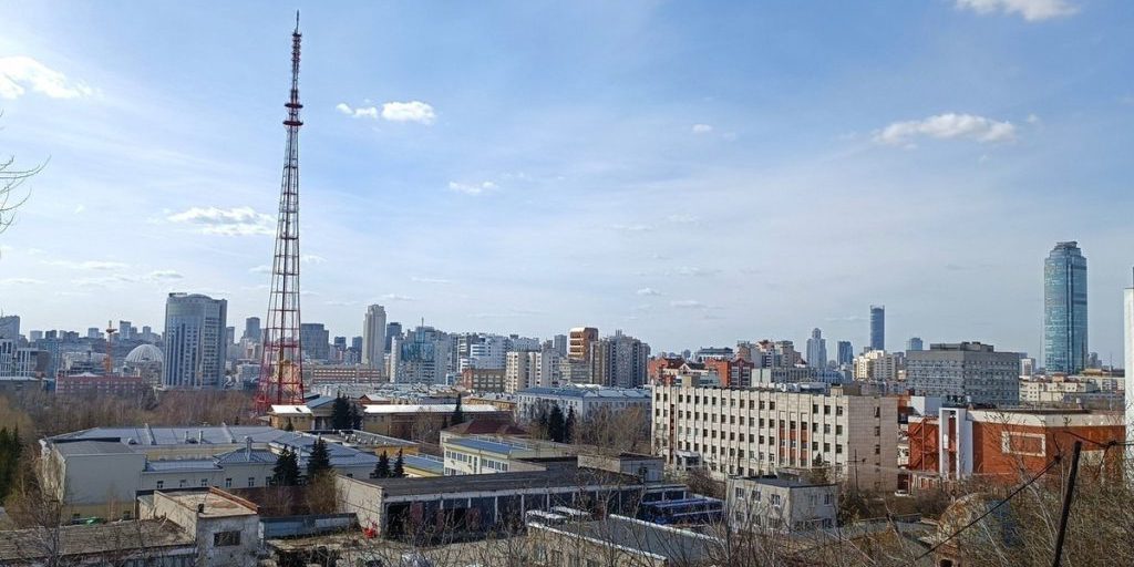 Un uomo a Ekaterinburg dichiara il suo amore non corrisposto da 12 anni con annunci pubblici