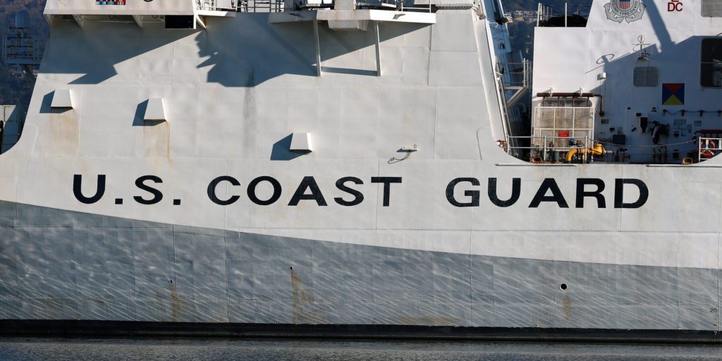 La Guardia Costiera aggiorna le regole per vietare swastiche, cordoni di strangolamento e bullismo