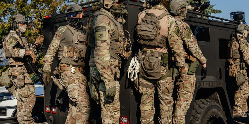 Piano di ristrutturazione dell'ICE per accelerare le deportazioni: le conseguenze per gli immigrati negli Stati Uniti

Approfondimento
L'amministrazione Trump sta cercando di rafforzare le procedure di deportazione, in quanto ritiene che il ritmo attuale non sia sufficiente a soddisfare le esigenze di sicurezza nazionale e di controllo dell'immigrazione.

Possibili Conseguenze
La ristrutturazione dell'ICE potrebbe avere conseguenze significative per le comunità di immigrati negli Stati Uniti, in particolare per coloro che sono già stati identificati come soggetti da deportare.

Opinione
La decisione dell'amministrazione Trump di ristrutturare l'ICE per accelerare le deportazioni è stata oggetto di dibattito e critica da parte di molti, che sostengono che tale approccio potrebbe violare i diritti umani e creare ulteriore instabilità nelle comunità di immigrati.

Analisi Critica dei Fatti
È importante notare che le deportazioni sono un processo complesso che richiede una attenta valutazione dei casi individuali e il rispetto delle leggi e delle procedure esistenti. La ristrutturazione dell'ICE potrebbe portare a una semplificazione del processo, ma potrebbe anche aumentare il rischio di errori e di violazioni dei diritti umani.

Relazioni con altri fatti
La decisione dell'amministrazione Trump di ristrutturare l'ICE per accelerare le deportazioni è parte di una più ampia strategia di controllo dell'immigrazione, che include anche la costruzione di un muro lungo il confine con il Messico e l'aumento della sorveglianza alle frontiere.

Contesto storico
La questione dell'immigrazione è stata un tema centrale nella politica statunitense per decenni, con diverse amministrazioni che hanno cercato di affrontare il problema in modi diversi. La decisione dell'amministrazione Trump di ristrutturare l'ICE per accelerare le deportazioni è solo l'ultimo capitolo di una lunga storia di dibattiti e controversie sull'immigrazione.

Fonti
La fonte di questo articolo è The New York Times. Il sito web della fonte è https://www.nytimes.com.