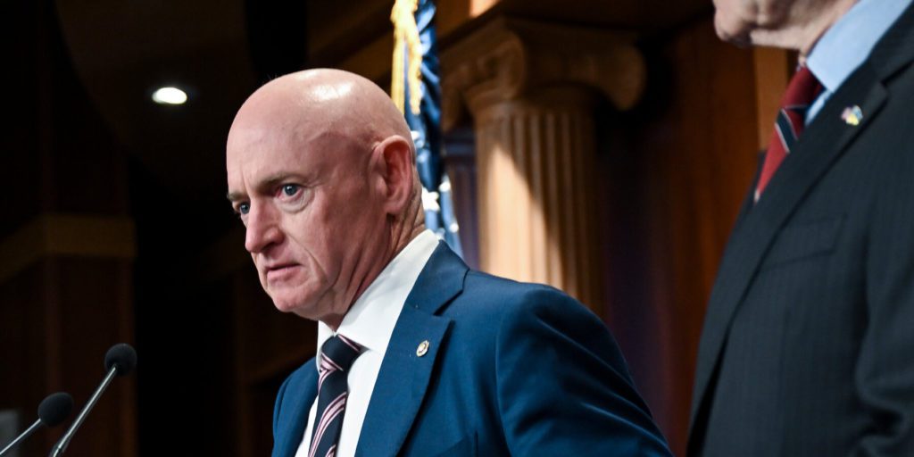 Hegseth minaccia indagine sul video seditizio del senatore Mark Kelly