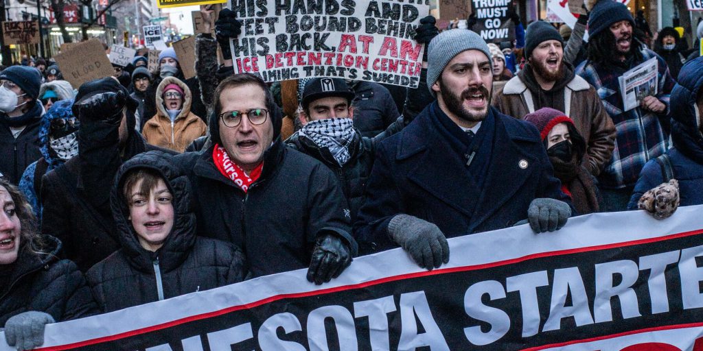 Oltre mille manifestanti a New York protestano contro l'ICE dopo la morte di Alex Pretti