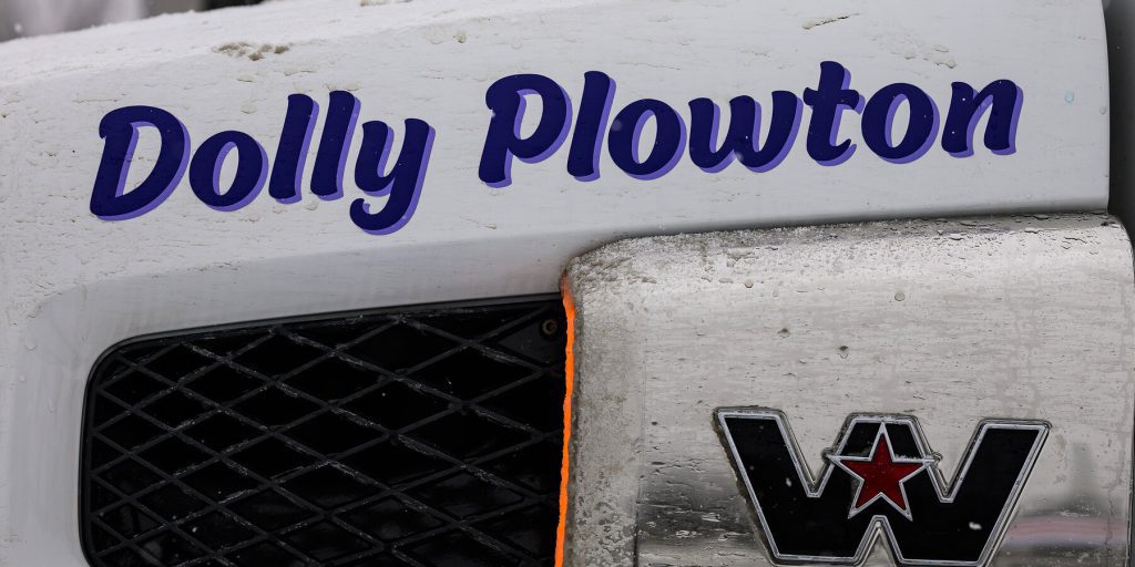 Nashville presenta Dolly Plowton, nuovo spazzaneve ispirato a Dolly Parton