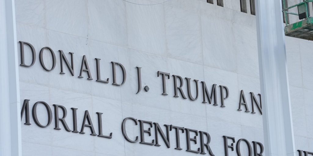 Chuck Redd annulla concerto al Kennedy Center dopo l'aggiunta del nome di Trump alla facciata del palazzo