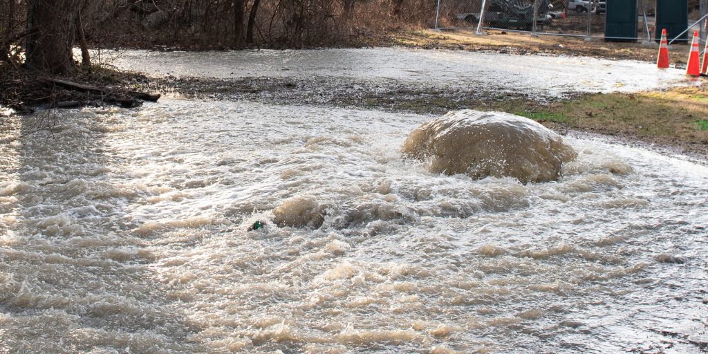 Rottura di tubazione provoca versamento di 40 milioni di galloni di fognatura non trattata nel fiume Potomac