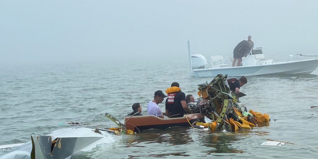 Aereo di missione medica cade nella baia di Galveston: due uomini salvano due persone