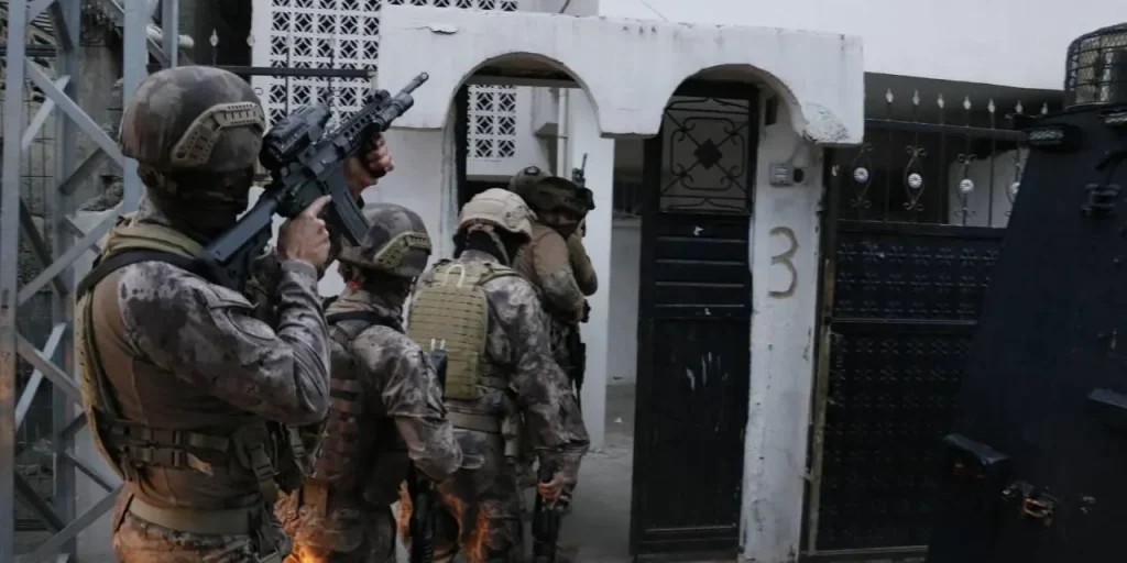 125 sospetti di ISIS arrestati in 25 città in operazione simultanea