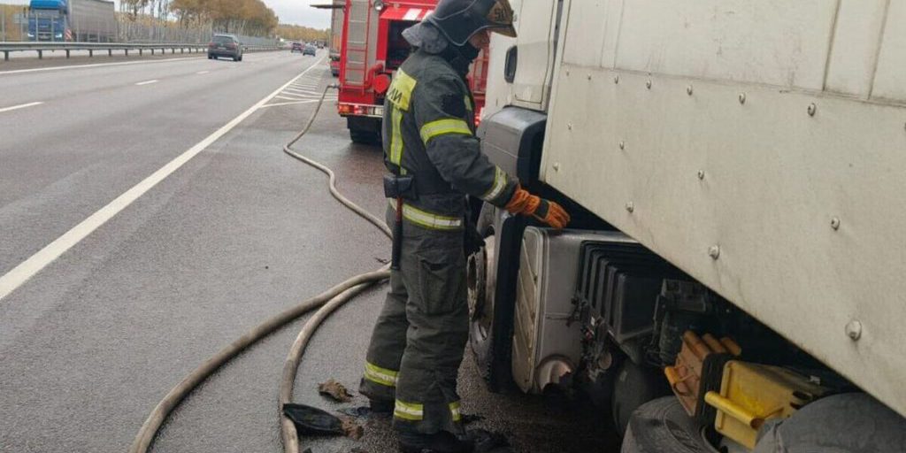 Грузовой автомобиль вспыхнул на трассе в Киреевском районе