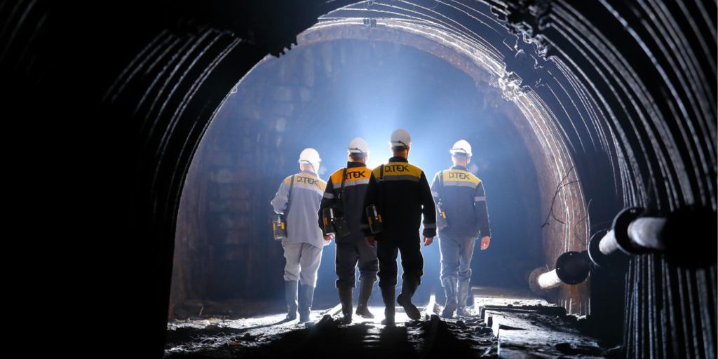 Attacco russo alla miniera di carbone in Ucraina: tutti i minatori portati in superficie senza ferite