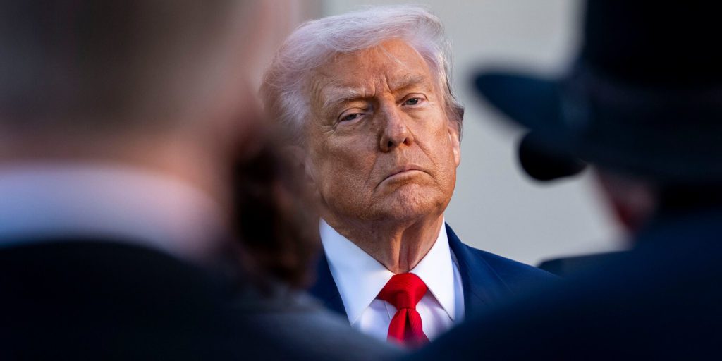 Trump amplia le sue azioni contro gli oppositori nonostante le sentenze giudiziarie