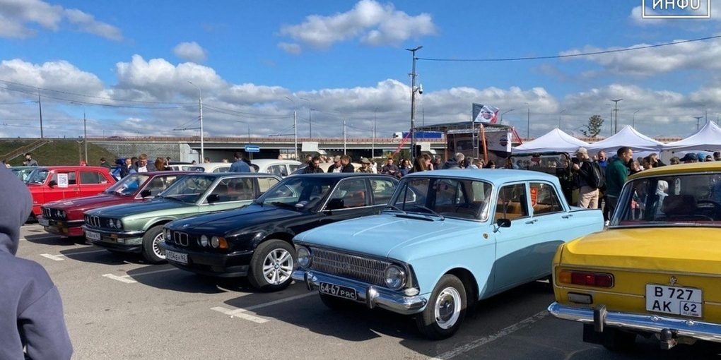 Mostra di Auto d'Epoca a Rjazan': Un Viaggio nella Storia dell'Automobilismo