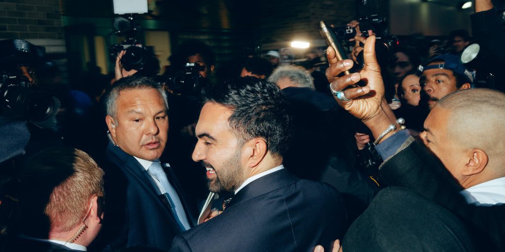 Bernie Sanders e Alexandria Ocasio-Cortez Sostengono Zohran Mamdani nella Corsa per il Sindaco di New York City