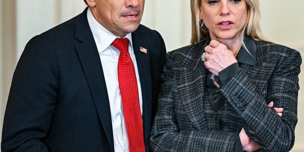 Vice procuratore generale risponde con moderazione dopo che funzionari Trump hanno etichettato la vittima di un'azione federale come terrorista