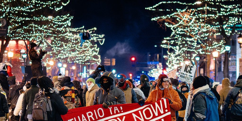 Trump attribuisce le morti tragiche ai democratici mentre agenti e manifestanti si scontrano