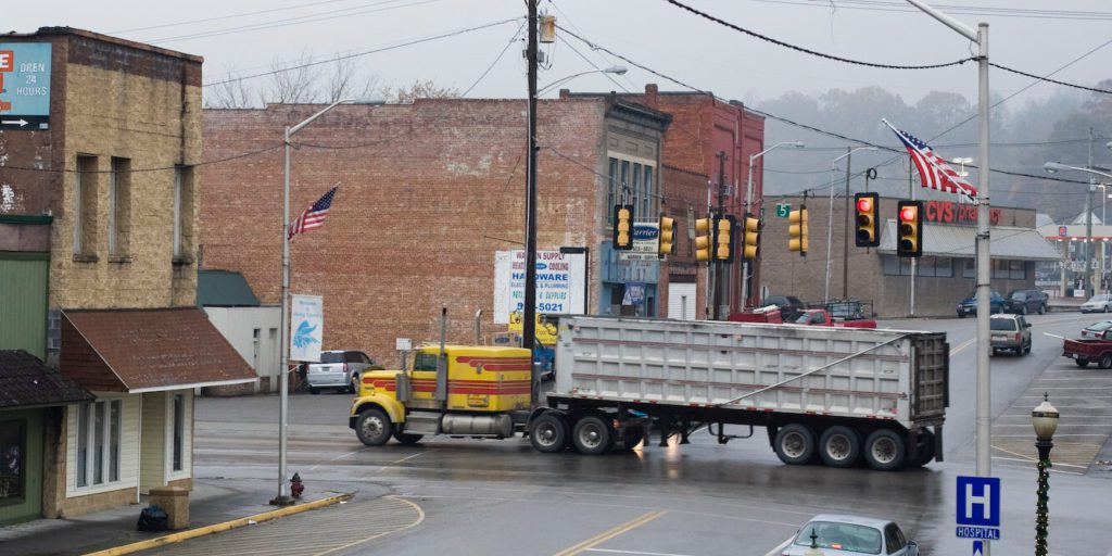 Allenatore di scuola superiore scomparso, ora sotto accusa di reati