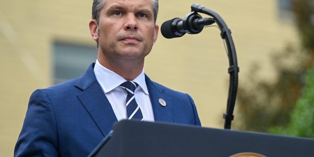 Operazione Antidroga nel Pacifico: 2 Morte e 67 Vittime negli Ultimi Due Mesi, Secondo gli Stati Uniti

Ultimo Aggiornamento
È stato annunciato l'ultimo attacco degli Stati Uniti a una presunta imbarcazione di trafficanti di droga, che ha causato la morte di 2 persone nel Pacifico, secondo quanto dichiarato da Hegseth.
Contesto
Questo attacco rappresenta il 16esimo annuncio di un'operazione del genere negli ultimi due mesi e ha portato il bilancio delle vittime a almeno 67 persone, sia nel Mar dei Caraibi che nel Pacifico.
Approfondimento
L'azione degli Stati Uniti contro le imbarcazioni sospettate di essere coinvolte nel traffico di droga è in costante aumento, con un numero significativo di operazioni condotte negli ultimi due mesi.
Possibili Conseguenze
Le conseguenze di queste operazioni possono essere significative, sia in termini di impatto sulla criminalità organizzata che sulla sicurezza marittima nella regione.
Opinione
Non è possibile esprimere un'opinione in merito a questo argomento senza considerare i fatti e le informazioni disponibili.
Analisi Critica dei Fatti
L'analisi dei fatti rivela un aumento delle operazioni contro il traffico di droga, con un impatto significativo sul numero di vittime.
Relazioni con altri fatti
Questo evento è collegato ad una serie di operazioni condotte dagli Stati Uniti nella regione, con l'obiettivo di contrastare il traffico di droga.
Contesto storico
Il traffico di droga è un problema storico nella regione, con un impatto significativo sulla sicurezza e sulla stabilità.
Fonti
La fonte di questo articolo è Bloomberg.