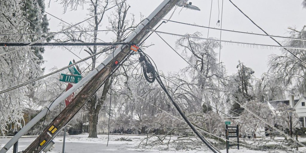 Tempesta di ghiaccio causa interruzione di corrente a oltre 20.000 abitazioni in Lafayette, Mississippi