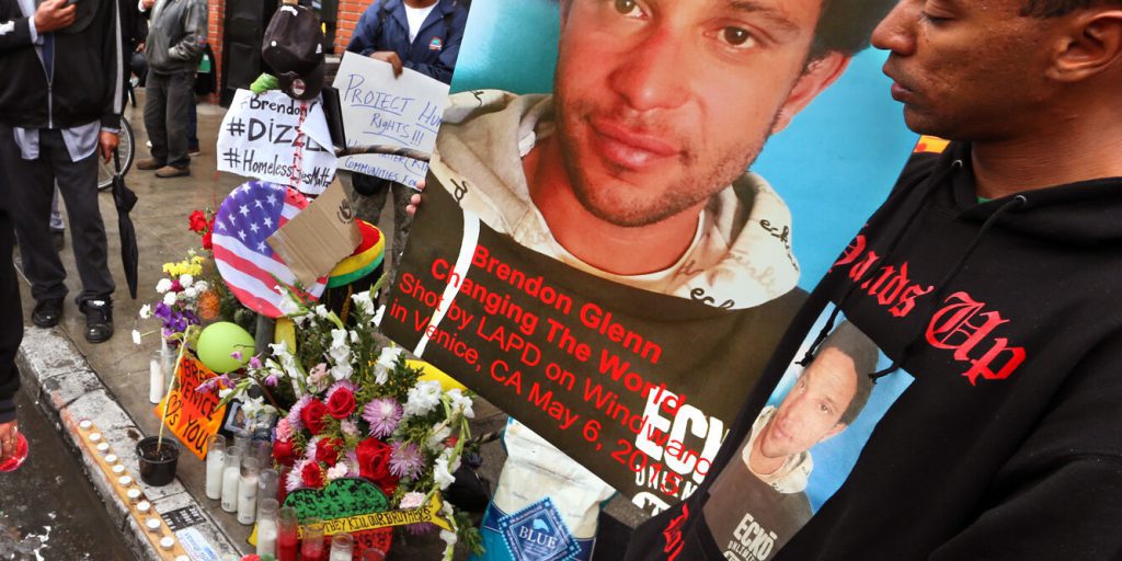 Ex Agente di Polizia di Los Angeles Accusato di Omicidio per la Morte di un Senzatetto Senza Armi