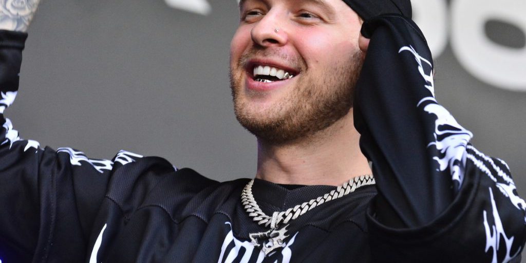 Ношенные носки российского певца выставили на продажу в интернете