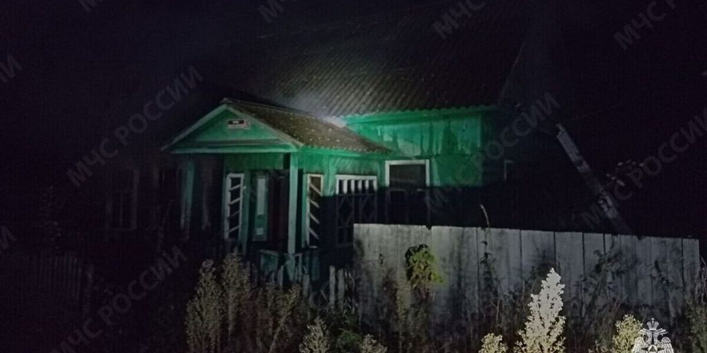 Брянские пожарные спасли трех человек из горящего дома