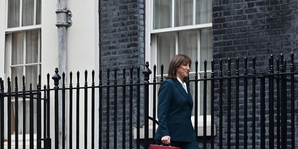 Piano del Tesoro britannico: spese in crescita e tasse più alte per i ricchi e la classe media, calma i mercati