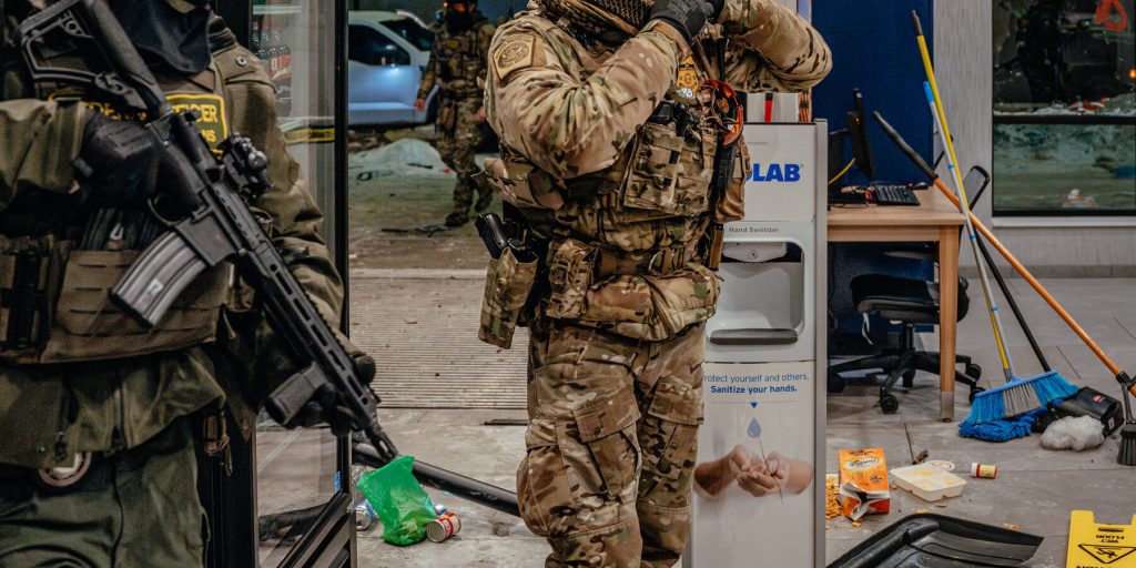 Polizia di Minneapolis: agenti federali usano gas su folla e rifiutano assistenza