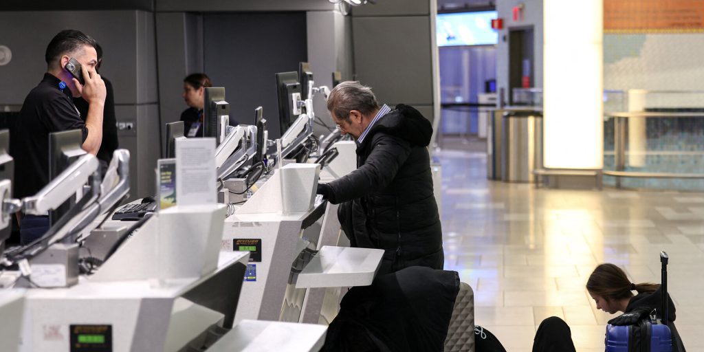 Annullamenti di oltre 11.000 voli a causa di tempesta di neve nel Nordest degli Stati Uniti