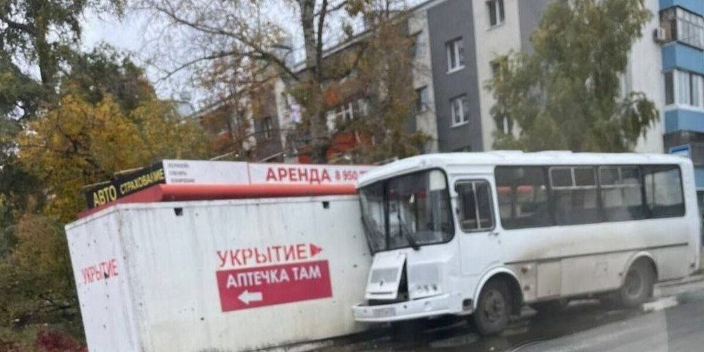 В Белгороде автобус с детьми протаранил модуль-укрытие