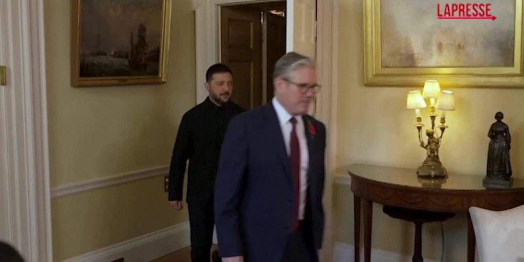 Zelensky a Starmer: “Putin spinge verso il disastro umanitario”