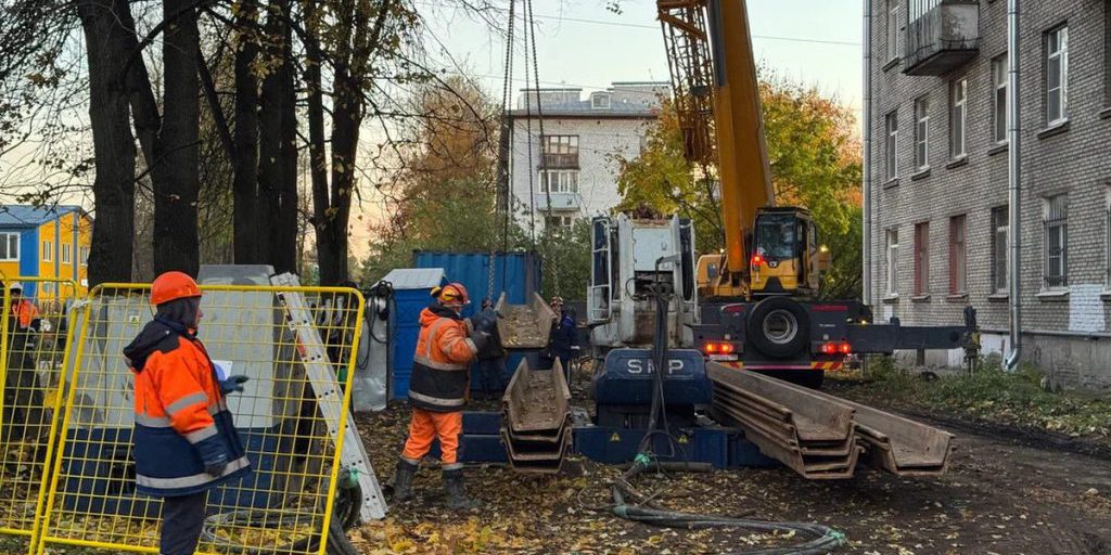 Installazione di recinto a palizzata sulla via Harčenko a San Pietroburgo dopo incidente stradale