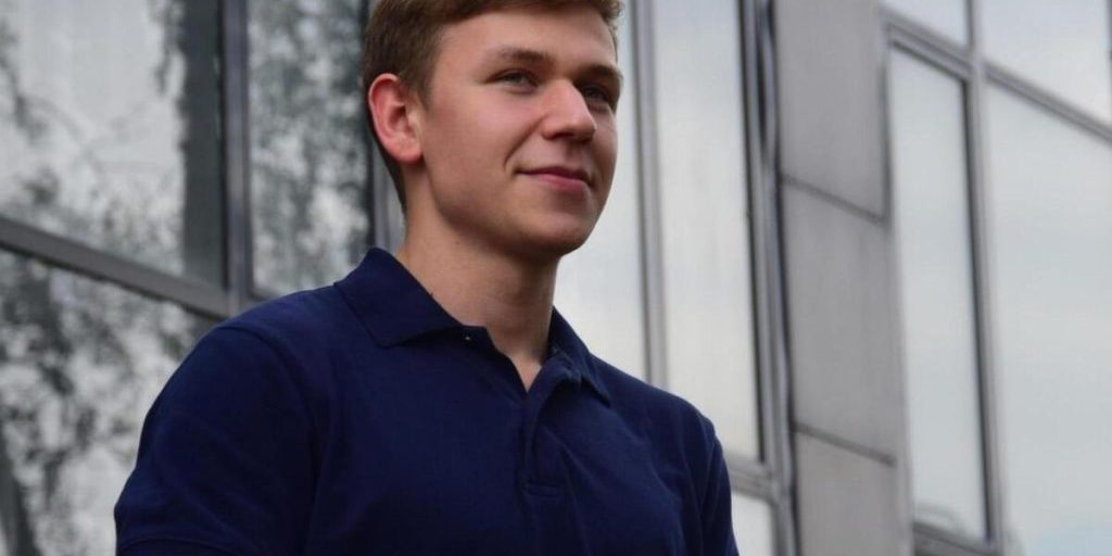 Fisico Russo Vince Prestigioso Premio alla Conferenza Internazionale Komanda-2025