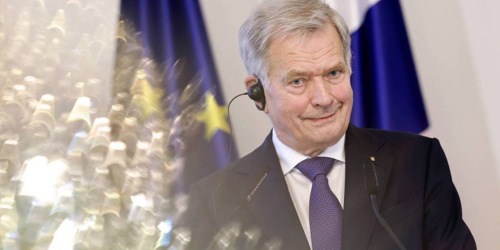 Презенты с намёком: экс-президент Финляндии Ниинистё пытается разгадать смысл подарков Путина