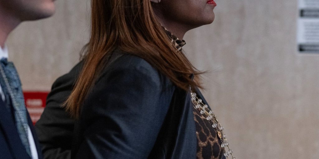 Ex assistente di Adams accusata di corruzione: orecchini di diamanti come tangente