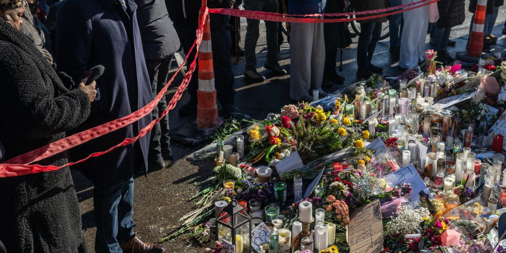 Senatore Warnock sostiene che l'anima della nazione è in gioco e mira a bloccare i fondi all'ICE