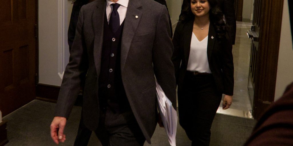 Mark Carney nega di aver ritirato il discorso a Davos rivolto a Trump, mentre Scott Bessent riferisce annullamento chiamata del PM canadese ai paesi medi