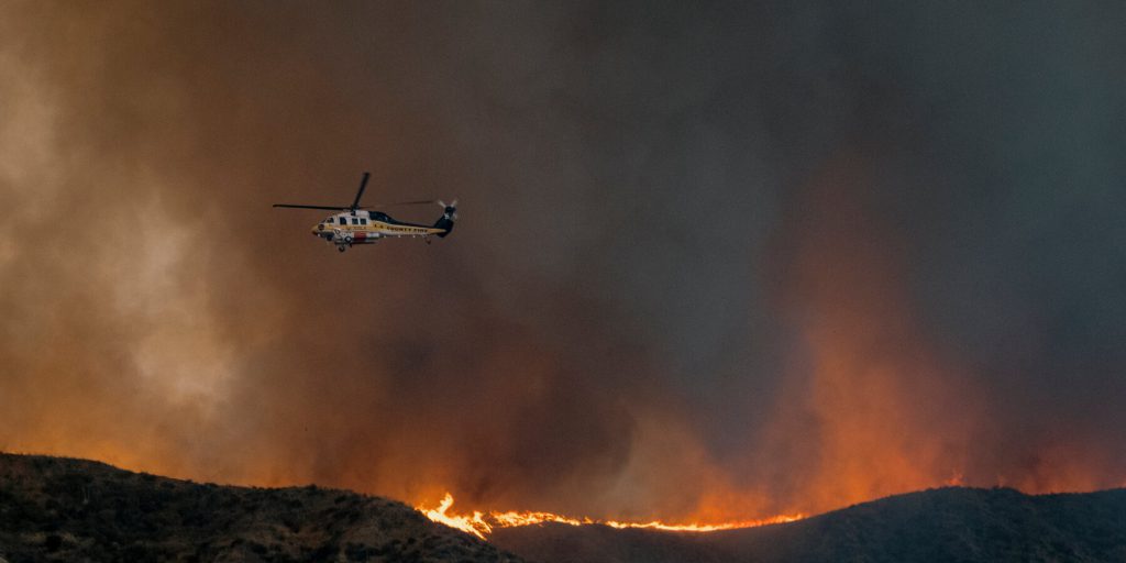 Trump accelera permessi per ricostruzione di Los Angeles dopo gli incendi, ma non assegna i 34 miliardi richiesti