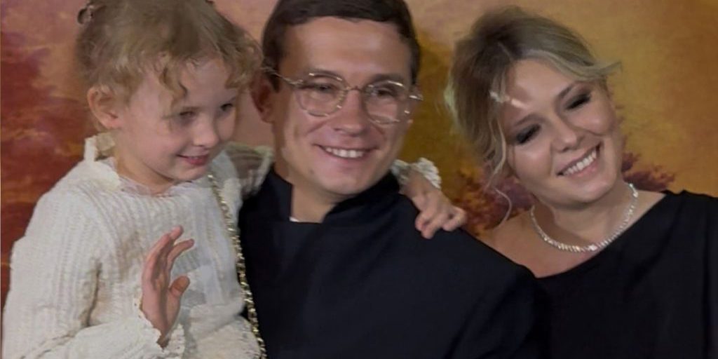 Никита Кологривый привел в кинотеатр жену и маленькую дочь