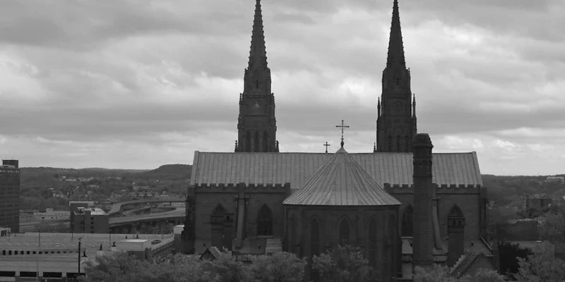 Uomo di New York riceve 8 milioni di dollari per abusi subiti da prete nella Diocesi di Albany