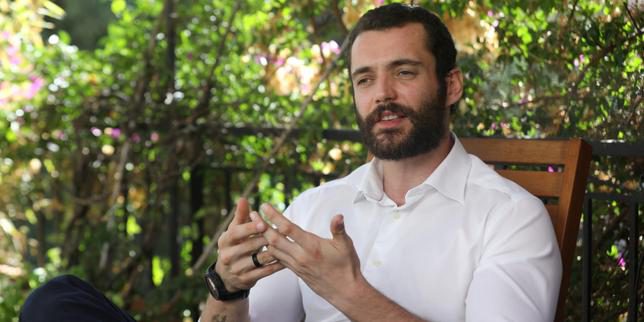 "Louis Sarkozy annuncia la sua candidatura alle elezioni comunali di Mentone: un nuovo volto per la politica locale"