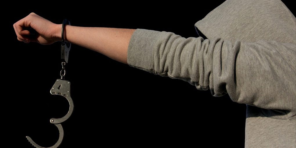 Орловец остался без денег и украшений после застолья с незнакомцем