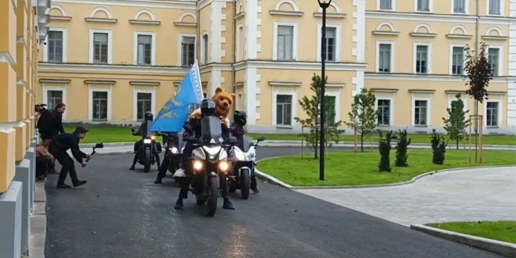 Motosajezd a Pskov: il biker Barsik conquista la città russa con la sua abilità e passione per la motocicletta