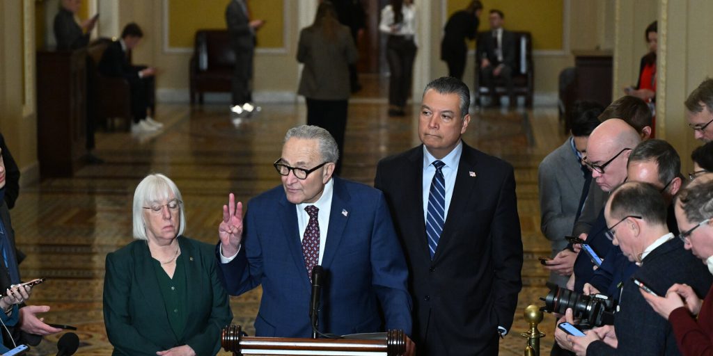 Democratici chiedono agenti di immigrazione non mascherati e nuove restrizioni al finanziamento del Dipartimento della Sicurezza Interna