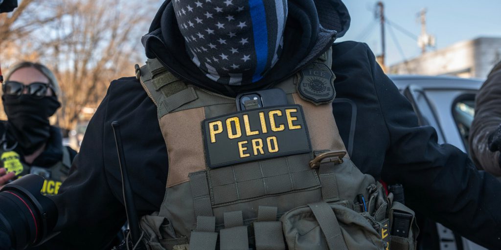 ICE riceve finanziamento senza vincoli: i Repubblicani approvano la legge, i Democratici chiedono limitazioni