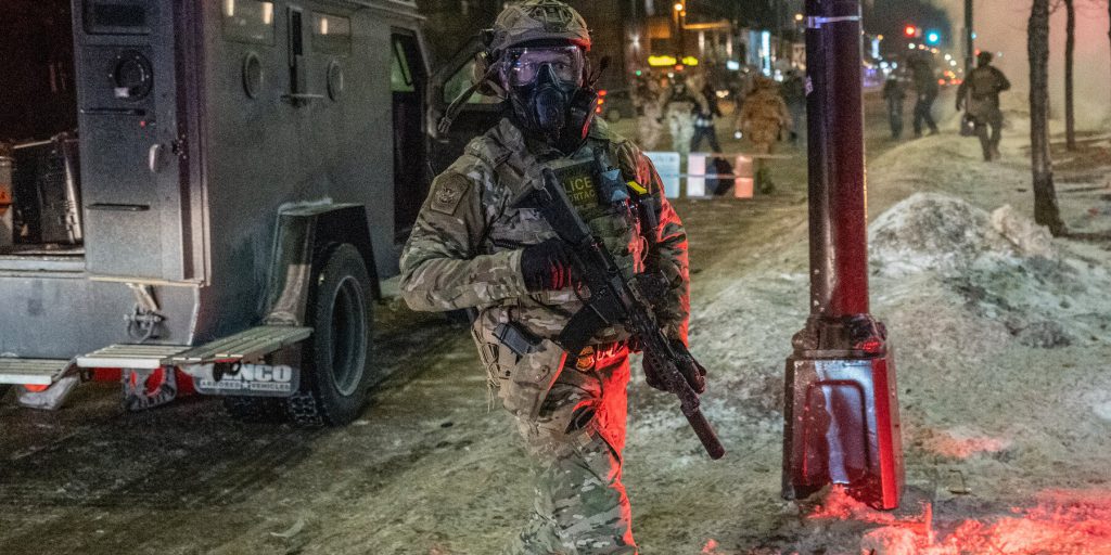 Morte di Alex Pretti provoca accuse reciproche tra funzionari del Dipartimento della Sicurezza Interna