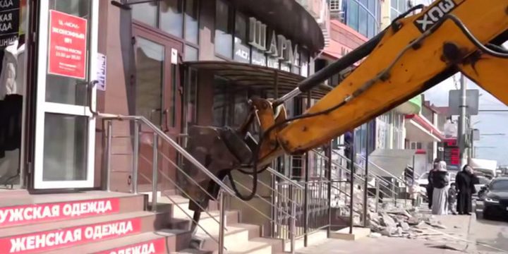 В Махачкале демонтировали незаконные входные группы на проспекте Акушинского