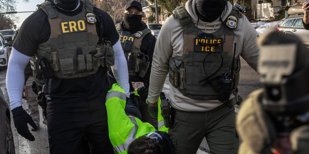 ICE ha violato quasi 100 ordini giudiziari, avverte un giudice del Minnesota