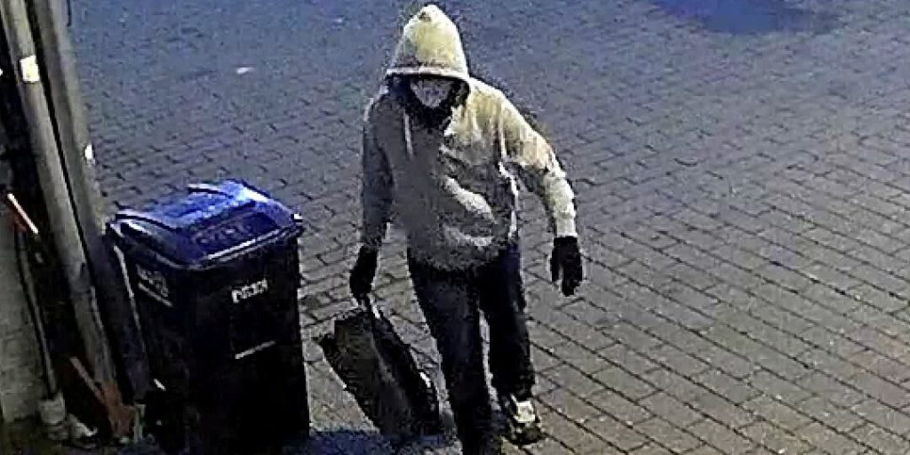 Imputato sospettato di pipe bomb deve restare in carcere fino al processo