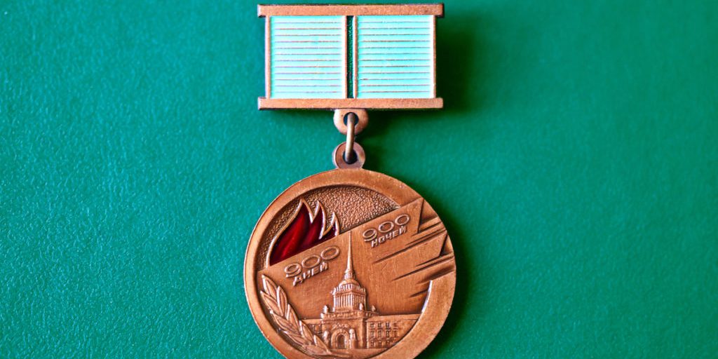 Riconoscimento ai Sopravvissuti dell'Assedio di Leningrado: Il Governatore di San Pietroburgo Firma una Legge Storica