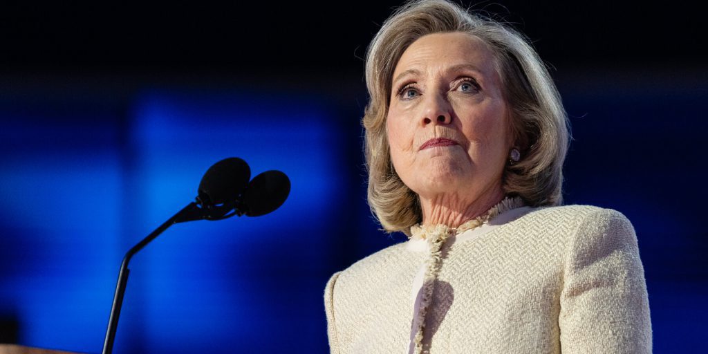 Hillary Clinton e Tucker Carlson trovano un punto di accordo al Forum Business Saudita